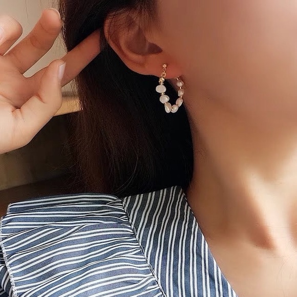 Club Boral Jewelry - Freshwater Pearl hoop earrings